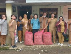 Ketua PKK Dairi Serahkan Bantuan ke Desa Pasi