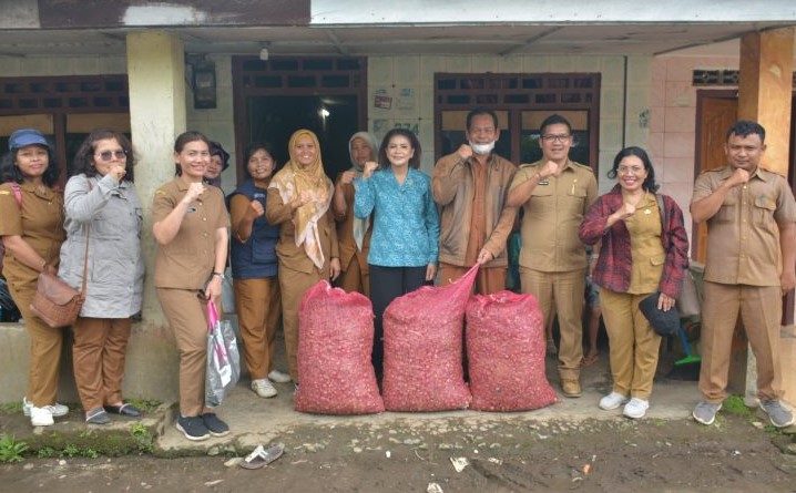 Ketua PKK Dairi, Romy Mariani Simarmata Serahkan Bantuan ke Desa Pasi.(foto/istimewa)