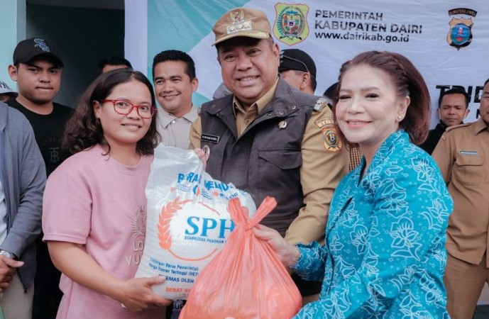 Bupati Dairi, Eddy Berutu tinjau Pasar Murah di Kecamatan Sumbul.(foto/istimewa)