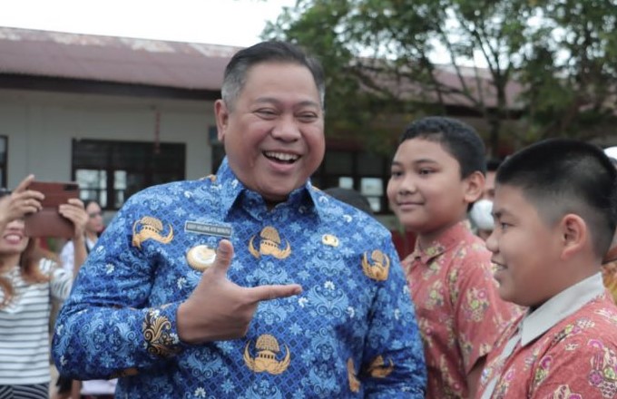 Bupati Dairi Eddy Berutu sapa siswa sekolah.(foto/istimewa)