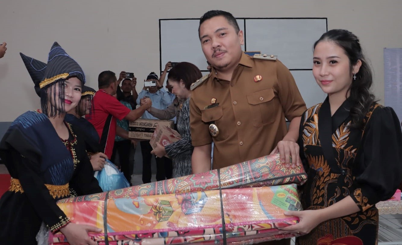 Wakil Bupati Dairi, Jimmy Sihombing serahkan bantuan di Rutan kelas II B Sidikalang.(foto/istimewa)