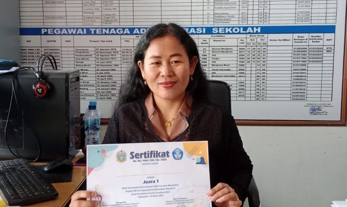 Kepala Tata Usaha SMK Negeri 1 Sidikalang Rusmiliana Banjarnahor.(foto/istimewa)