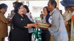 Penyerahan bantuan bibit jagung ke petani.(foto/istimewa)