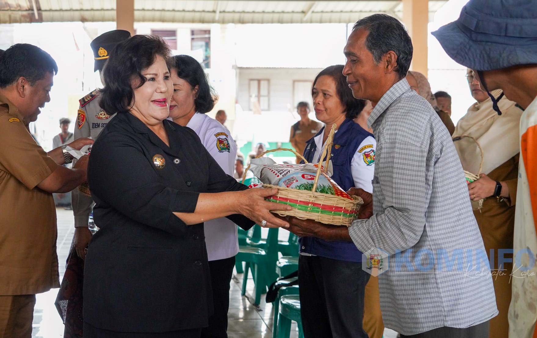 Penyerahan bantuan bibit jagung ke petani.(foto/istimewa)