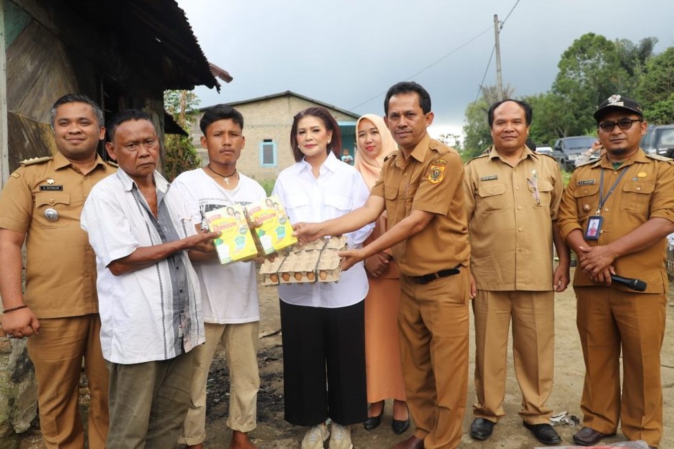Penyerhan bantuan bagi warga korban kebakaran di Kelurahan Bintang Hulu.(foto/istimewa)