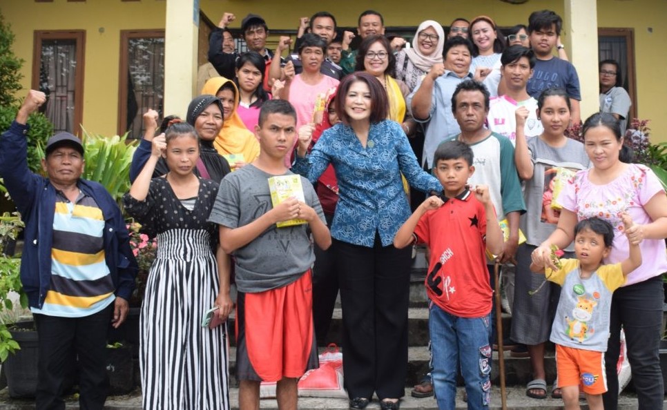 Penyandang Masalah Kesejahteraan Sosial (PMKS) di Kelurahan Sidiangkat terima bantuan.(foto/istimewa)