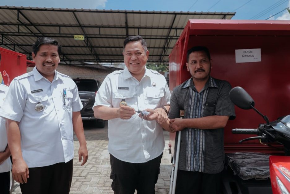 Penyerahan bantuan Kendaraan Roda 3 untuk Penyandang Disabilitas.(foto/istimewa)