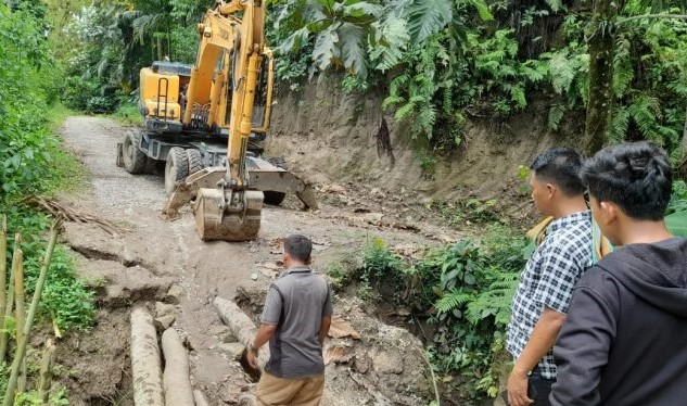 Perbaikan jalan putus di Desa Pandan, Kecamatan Siempat Nempu Hulu.(foto/istimewa)