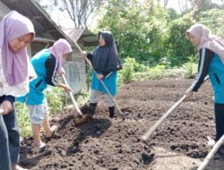 PKK Pasi Gotong Royong Bersihkan Lingkungan Desa