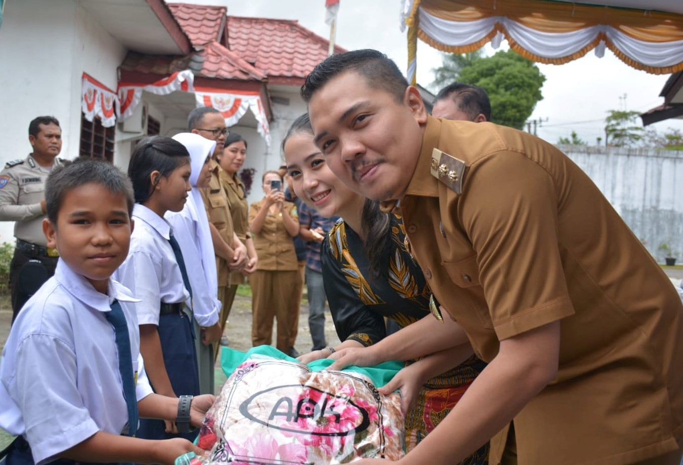 Wakil Bupati Dairi, Jimmy Sihombing serahkan bantuan kepada anak panti asuhan Perpulungen Sidikalang.(foto?istimewa)