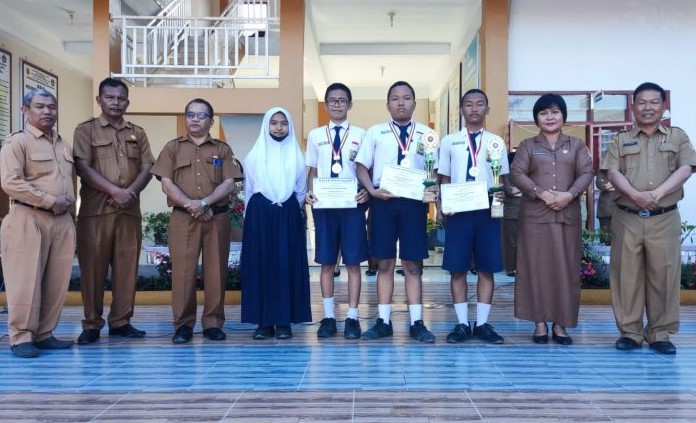 Guru bersama siswa SMP N 1 Sidikalang yang raih prestasi.(foto/istimewa)