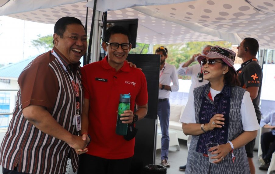 Bupati Dairi Eddy Berutu (kiri) bertemu dengan Menparekraf Sandiaga Uno.(foto/istimewa)