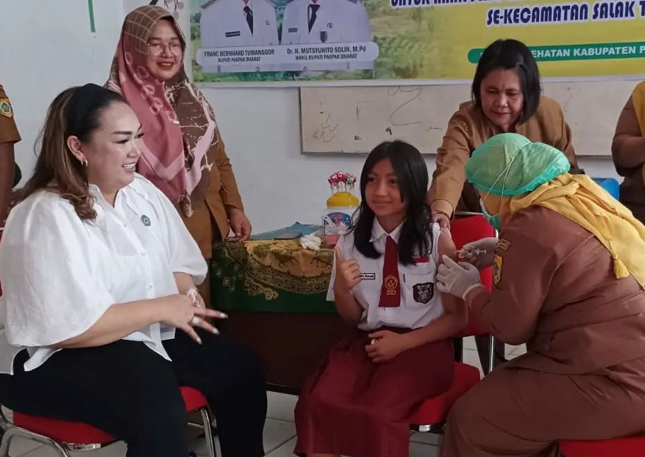 Pelaksanaan Bulan Imunisasi Anak Sekolah (BIAS) di SD N 030412 Salak.(foto/istimewa)