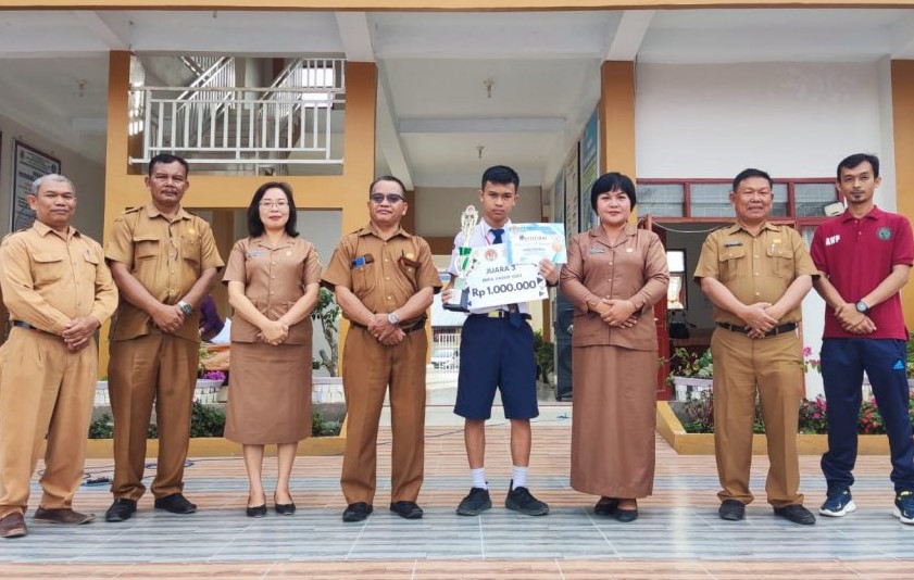 Kisley Nahampun siswa berprestasi di SMP N 1 Sidikalang bersama para guru.(foto/istimewa)