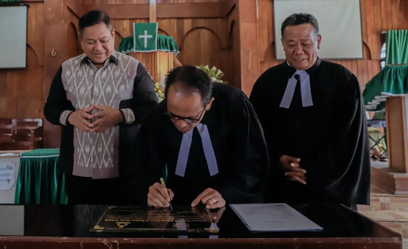 Penandatanganan Prasasti Gereja HKBP Imanuel Kalang Simbara.(foto/istimewa)
