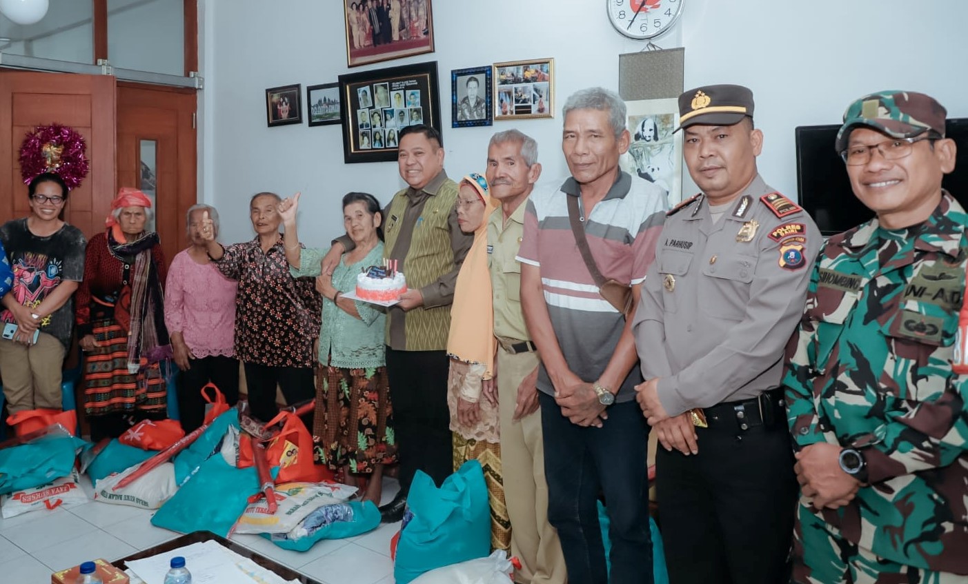 Peyerahan bantuan kepada para Veteran.(foto/istimewa)
