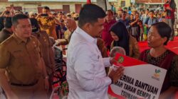 Walikota Medan, Bobby Nasution serahkan bantuan bedah rumah secara simbolis.(foto/istimewa)