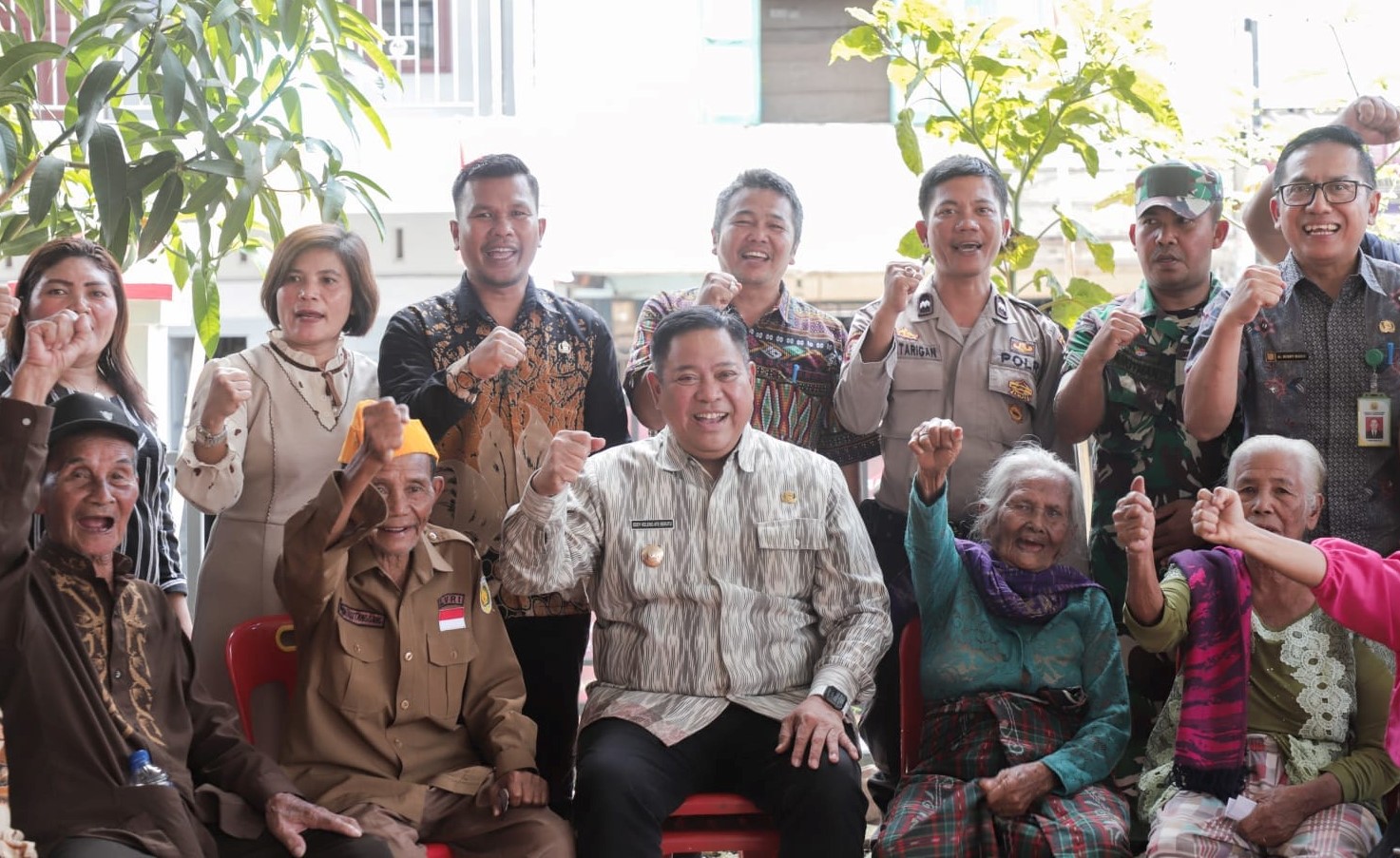 Bupati Dairi, Eddy Berutu bertemu dengan veteran di Kecamatan Tigalingga.(foto/istimewa)