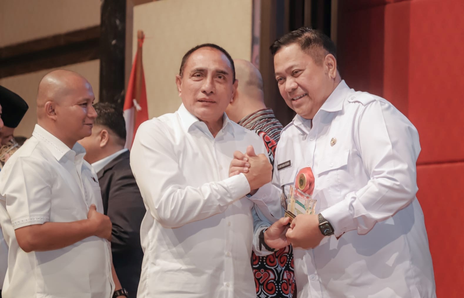 Bupati Dairi, Eddy Berutu terima penghargaan WTP dari Gubernur Sumatera Utara Edy Rahmayadi.(foto/istimewa)