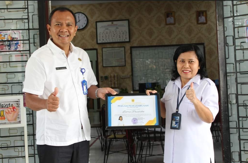 Penyerahan piagam kepada pegawai terbaik Dinas Dukcapil Dairi.(foto/istimewa)