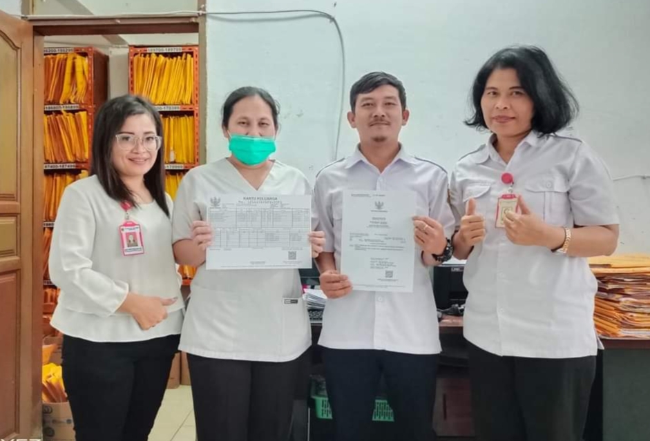 Penyerahan dokumen Adminduk oleh Dinas Dukcapil Dairi kepada warga.(foto/istimewa)