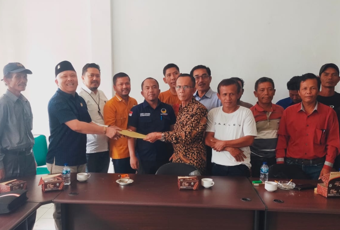 Warga sampaikan tuntutan tertulis ke DPRD Dairi.(foto/istimewa)