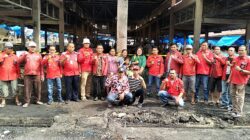 Foto bersama Pemuda Batak Bersatu (PBB) di Pasar Sidikalang usai penyerahan bantuan kepada korban kebakaran.(foto/Iwan)