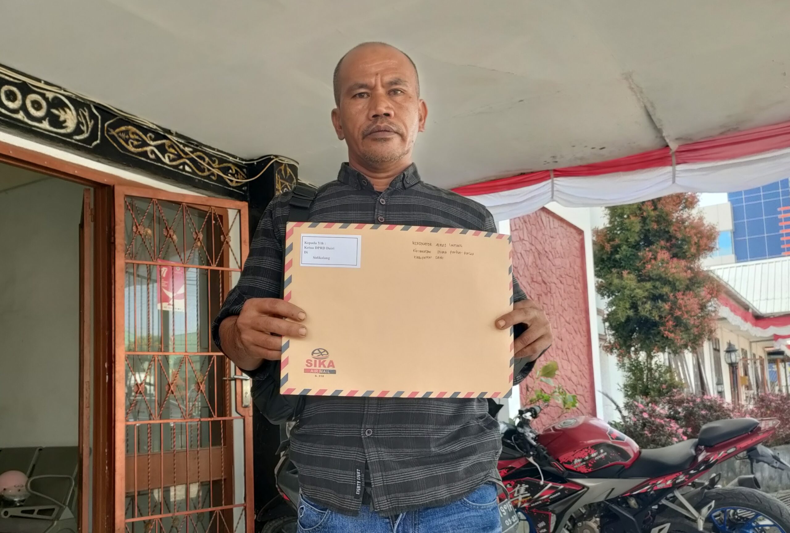 Sahbin Cibro, saat mengantarkan surat tembusan permohonan peninjauan kinerja tim eksternal PT DPM di Kantor DPRD Dairi.(foto/iwan)