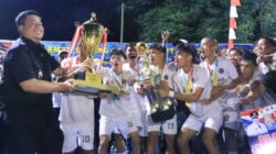 Bupati Samosir Vandiko Gultom serahkan piala kepada tim Antap FC.(foto/istimewa)