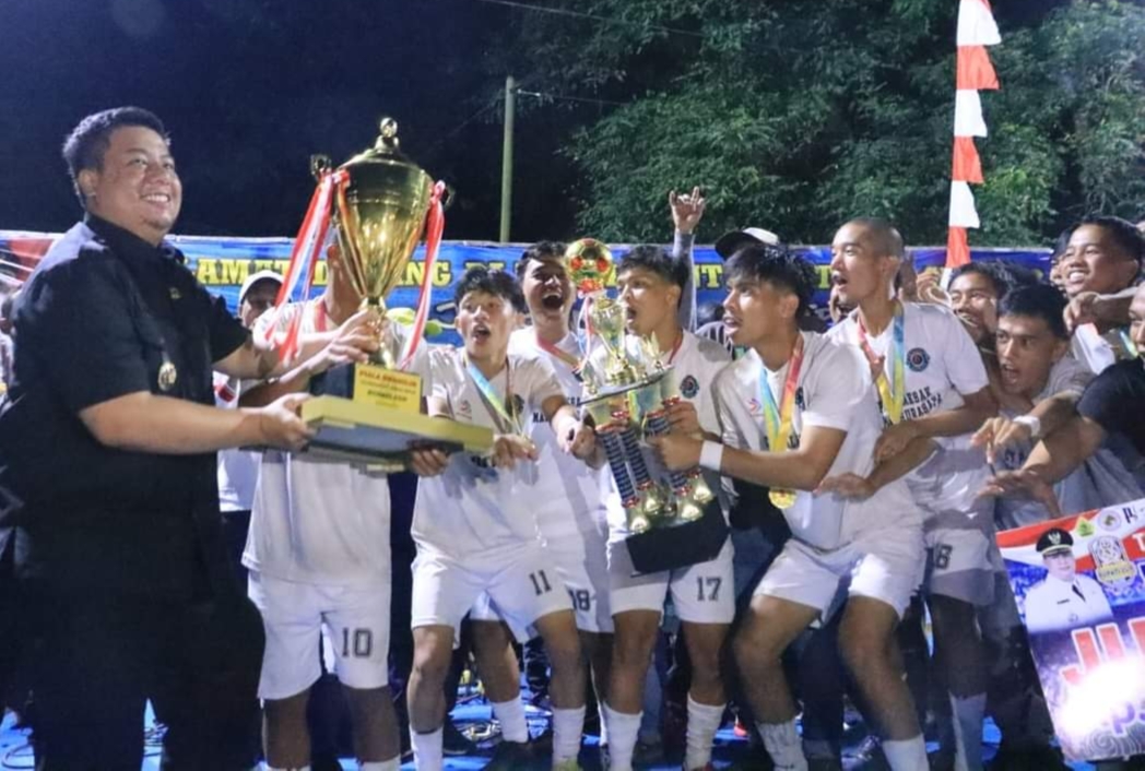 Bupati Samosir Vandiko Gultom serahkan piala kepada tim Antap FC.(foto/istimewa)