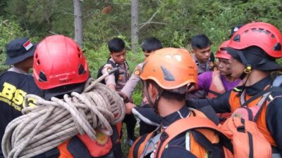 Tim SAR lakukan pencarian korban hanyut di sungai Siponot Samosir.(foto/istimewa)
