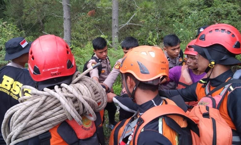 Tim SAR lakukan pencarian korban hanyut di sungai Siponot Samosir.(foto/istimewa)