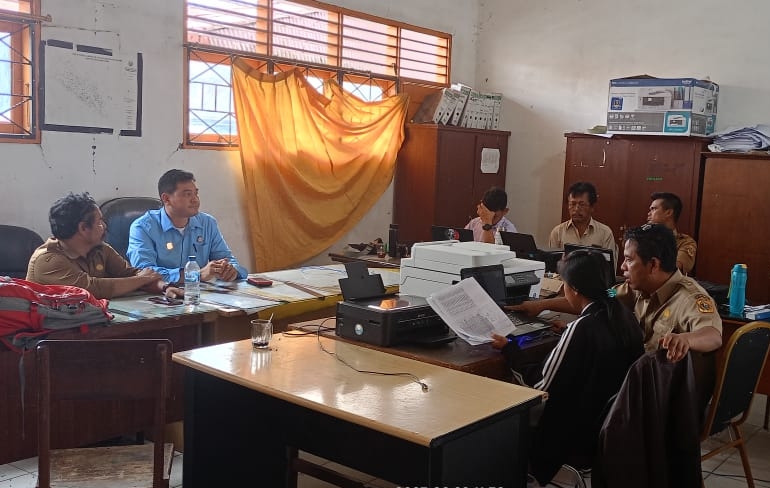 Kasi Datun Kejari Dairi saat di Kantor Dinas PUTR Dairi.(foto/istimewa)