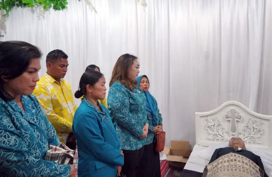 Rombongan TP PPK Pakpak Bharat Melayat di Kediaman Almarhum Alfred Sihite.(foto/istimewa)