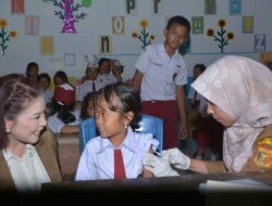 Romy Mariani Tinjau Pelaksanaan Bulan Imunisasi Anak Sekolah di Bunturaja
