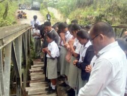 Teman Sekelas Raheliva Korban Hanyut di Jembatan Siponot Samosir Doa Bersama