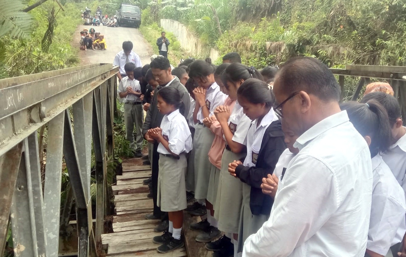 Pencarian siswa SMA N 1 N Ronggur Mihuta yang hanyut di sungai Siponot Samosir.(foto/istimewa)