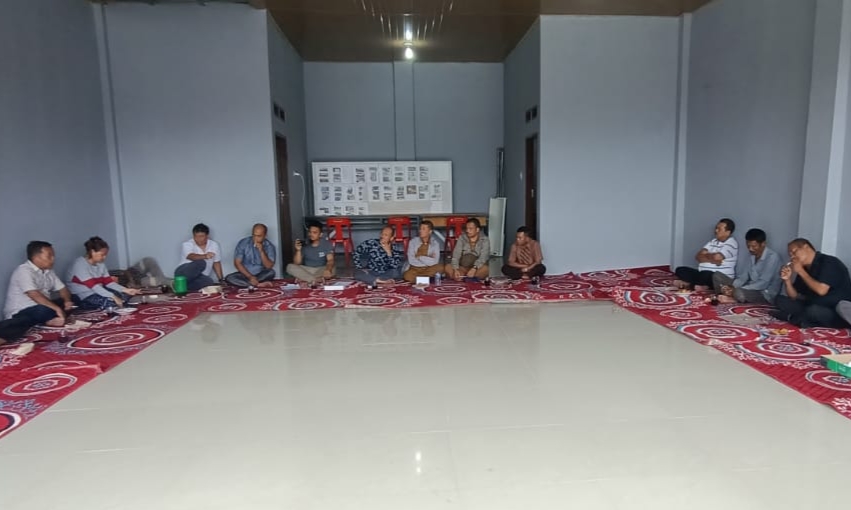 Tokoh Masyarakat marga Boangmanalu musyawarah membahas pelecehan dan penghinaan marga Boangmanalu, di Balai Boangmanalu,Salak (29/08).(foto/rikam).