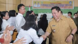 Bupati Dairi, Eddy Berutu (kanan) beriselamat kepada P3K.(foto/istimewa)