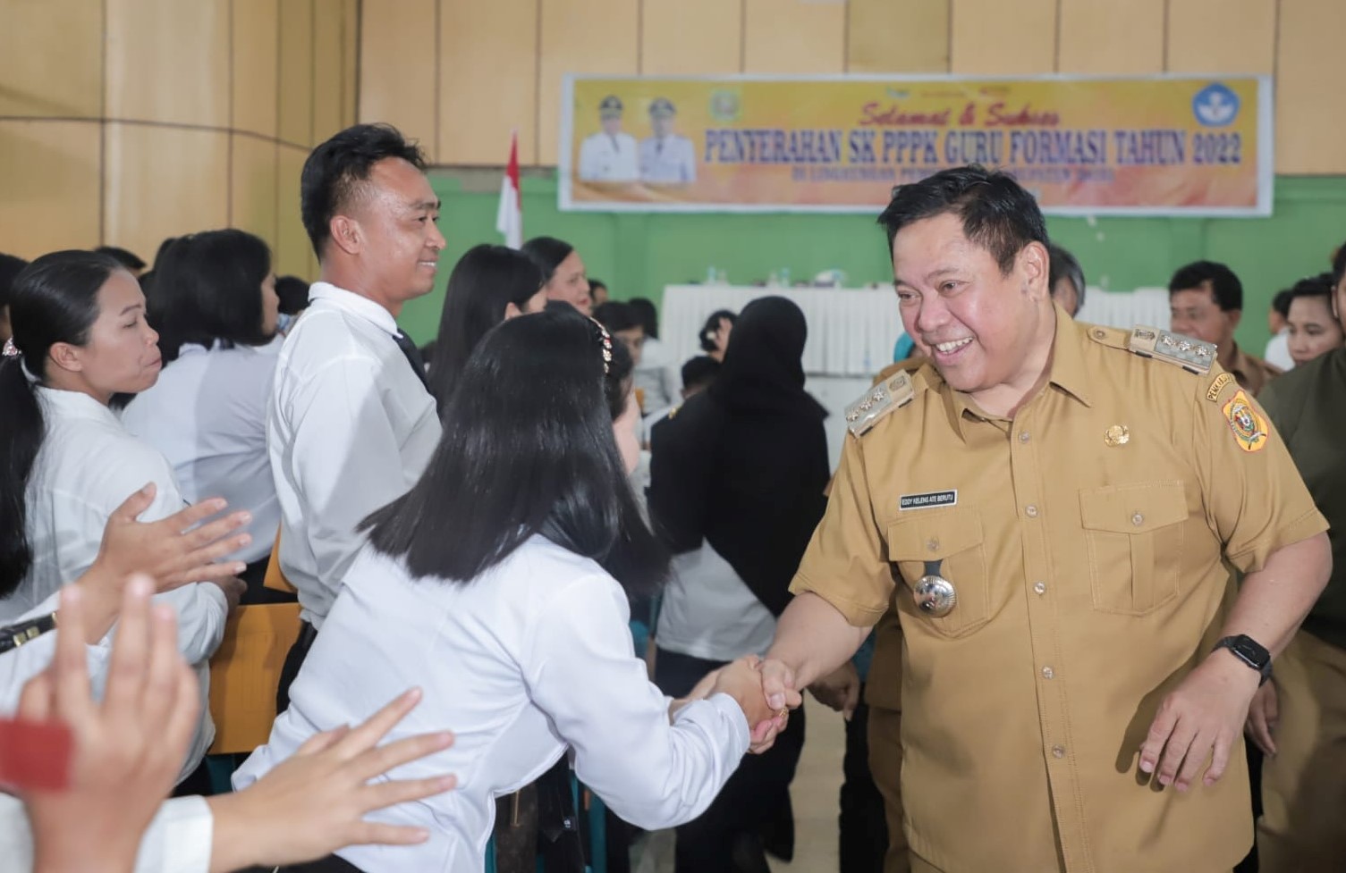 Bupati Dairi, Eddy Berutu (kanan) beriselamat kepada P3K.(foto/istimewa)