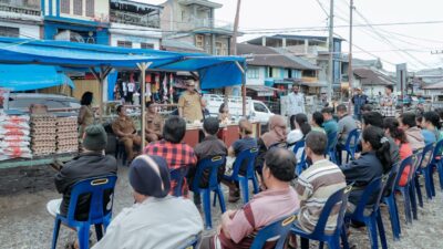 Pemerintah Kabupaten Dairi serahkan bantuan kepada kroban kebakaran Pasar Sidikalang.(foto/istimewa)