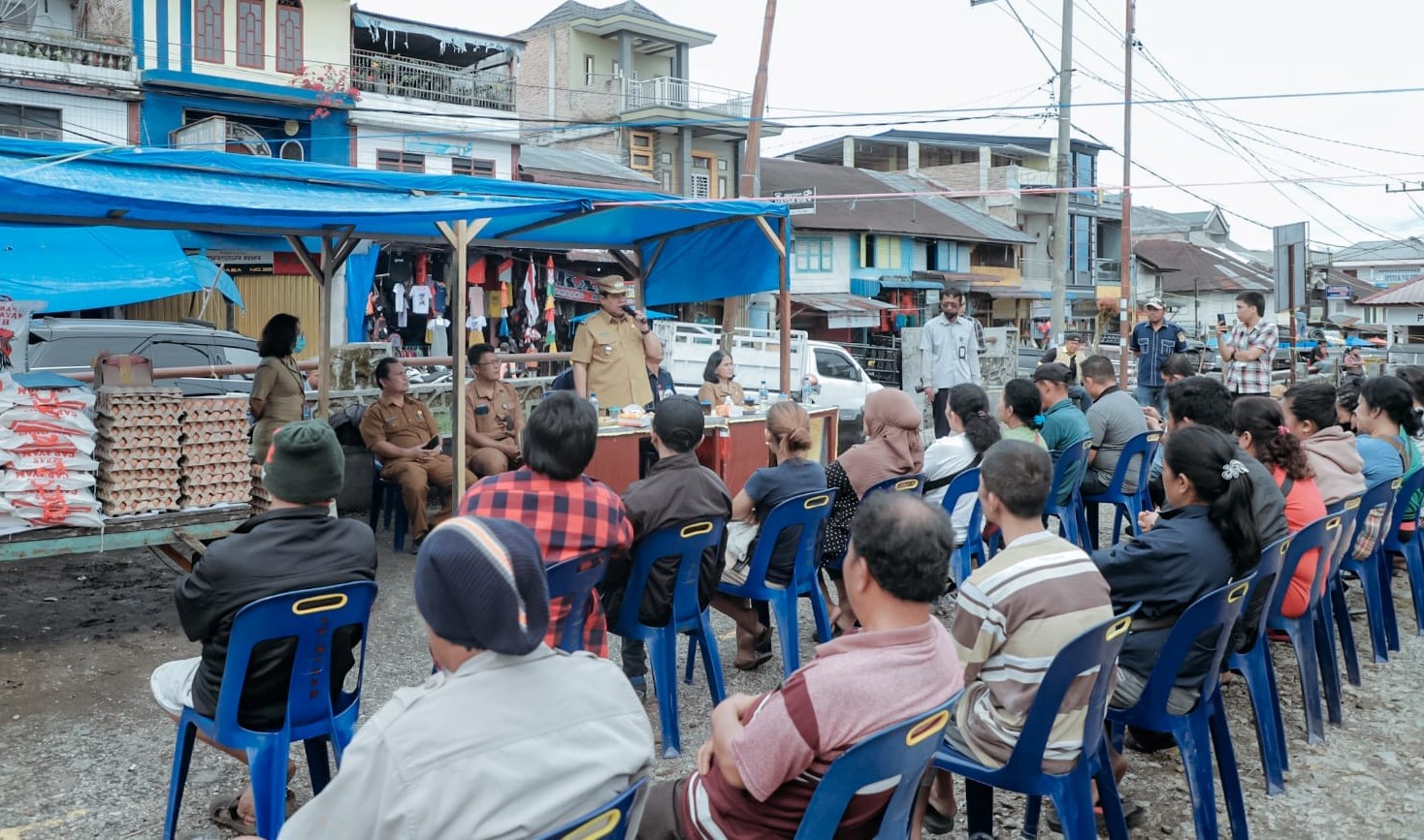 Pemerintah Kabupaten Dairi serahkan bantuan kepada kroban kebakaran Pasar Sidikalang.(foto/istimewa)