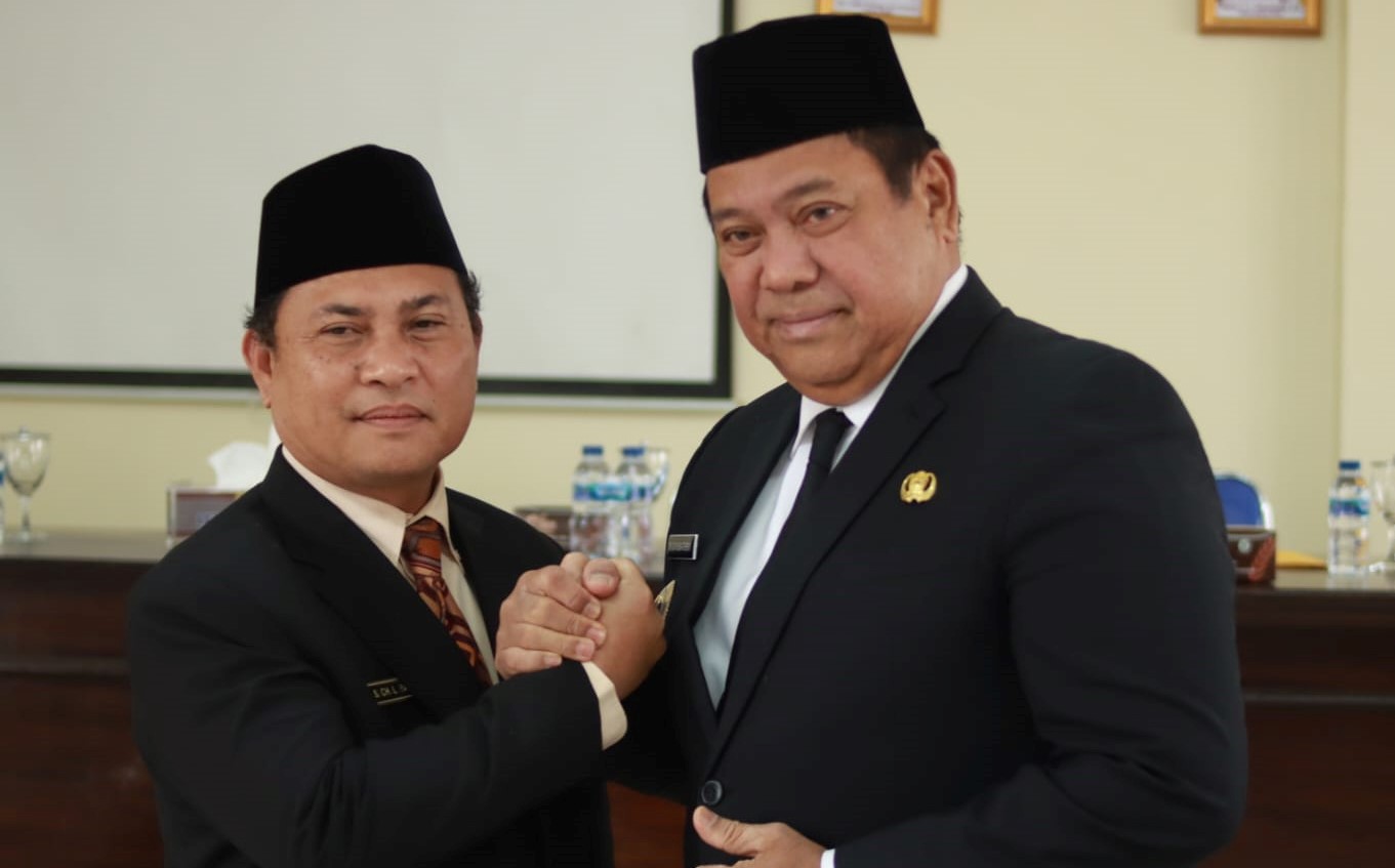 Charles Bantjin (kiri) bersama BUpati Dairi, Eddy Berutu.(foto/istimewa)