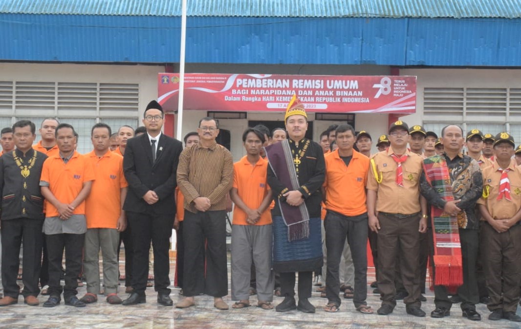 Pemberina remisi kepada warga binaan Rutan Kelas II B Sidikalang.(foto/istimewa)