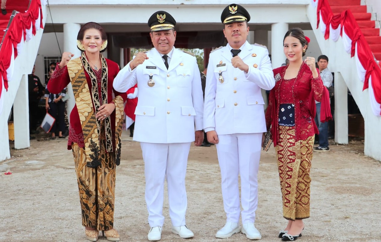 Bupati Dairi Eddy Berutu (ke dua dari kiri) bersama Wakil Bupati Dairi Jimmy Sihombing (ke dua dari kanan).(foto/istimewa)