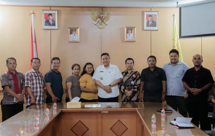 Audiensi Majelis Gereja Batak Karo Prostestan (GBKP) Pasir Tengah ke Bupati Dairi.(foto/istimewa)
