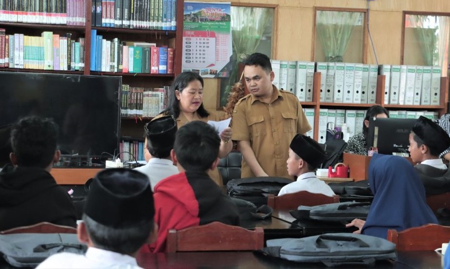 Pelatihan kursus komputer gratis (kukis) kepada siswa SMP di ruangan perpustakaan Kabupaten Dairi.(foto/istimewa)