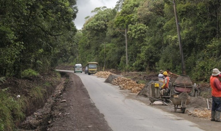 Perbaikan drinase sepanjang sisi Jalan Lae Pondom, Kecamatan Sumbul.(foto/istimewa)