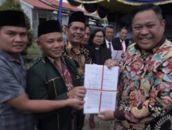 Penyerahan 3 Sertifikat Tanah Rumah Ibadah Di Perumnas Lae Mbulan