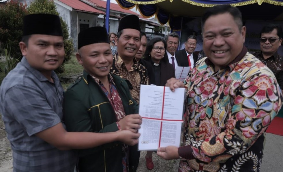 Bupati Dairi Eddy Berutu serahkan sertifikat mesjid Manurul Huda Lae Mbulan.(foto/istimewa)